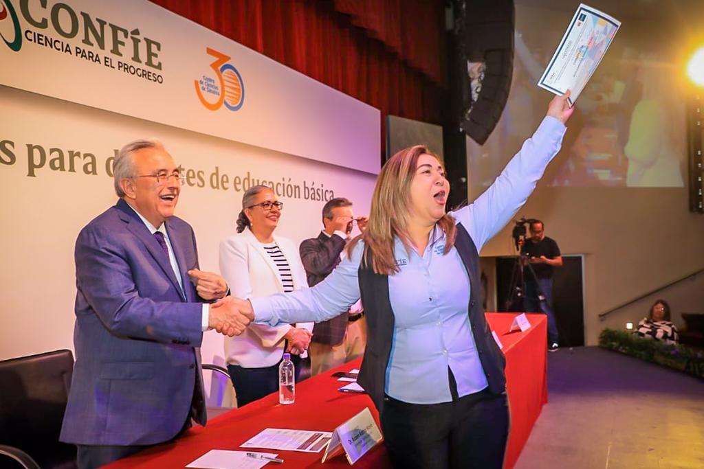 $!Entregan a docentes constancias de diplomados de matemáticas y ciencias