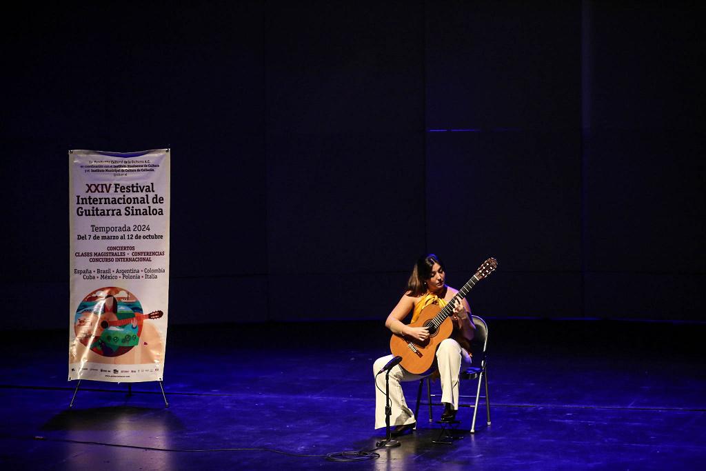 $!La guitarrista española compartió el programa ‘Reencuentros’.