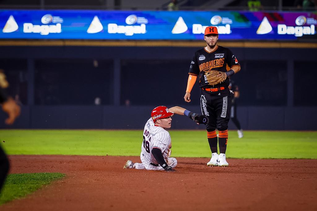 $!Toussaint brilló en el centro del diamante y Naranjeros aseguró la serie