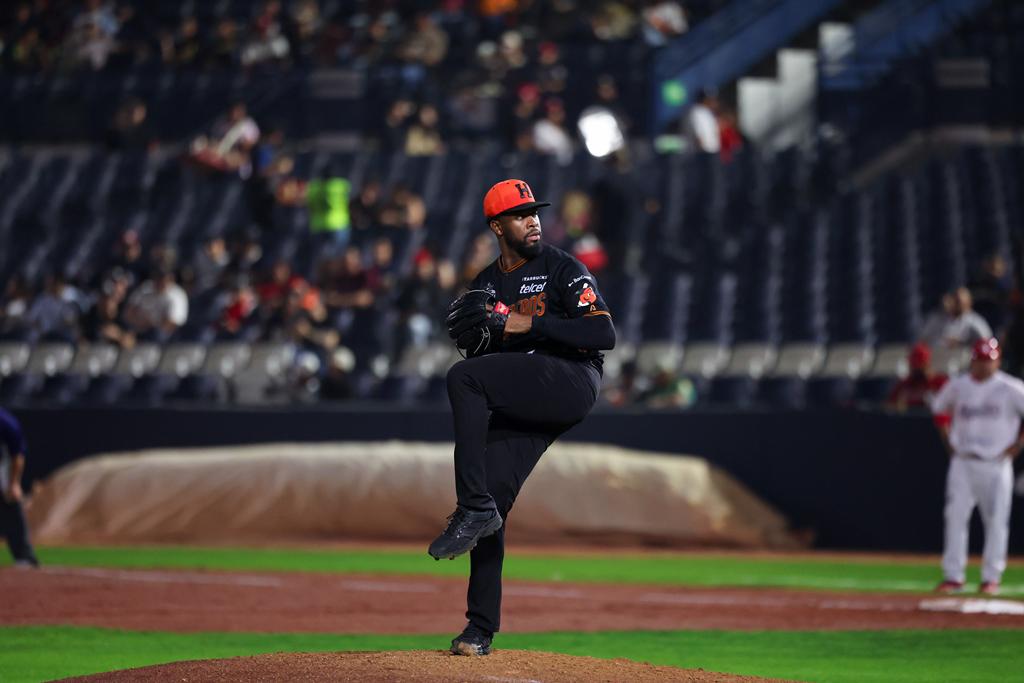 $!Toussaint brilló en el centro del diamante y Naranjeros aseguró la serie