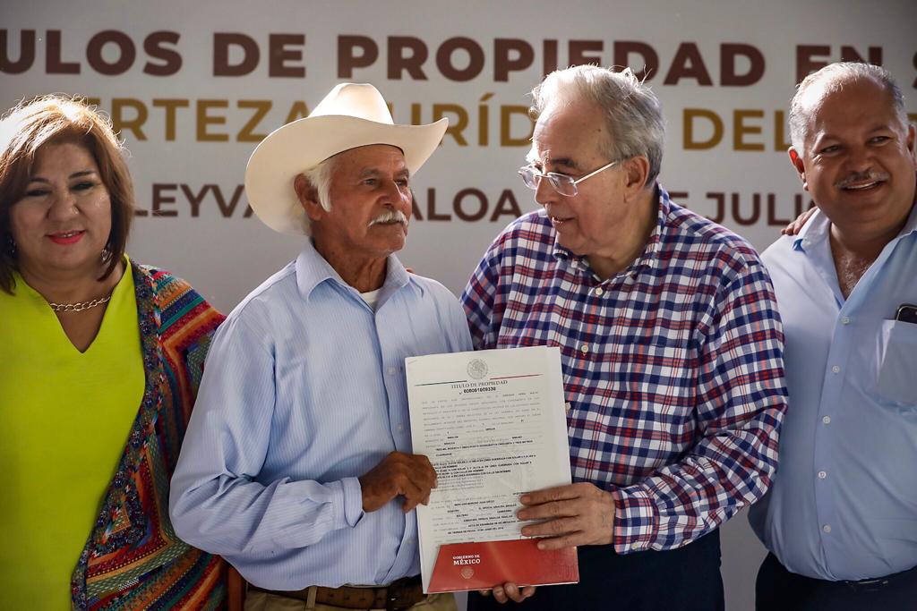 $!Gobierno de Sinaloa entrega títulos de propiedad a más de 1,500 familias