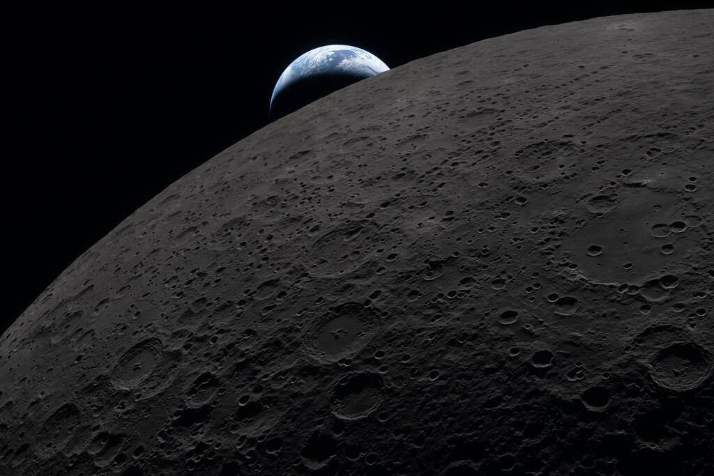 $!Un miembro de la tripulación de la misión Artemis II hacia la Luna mira al planeta Tierra.