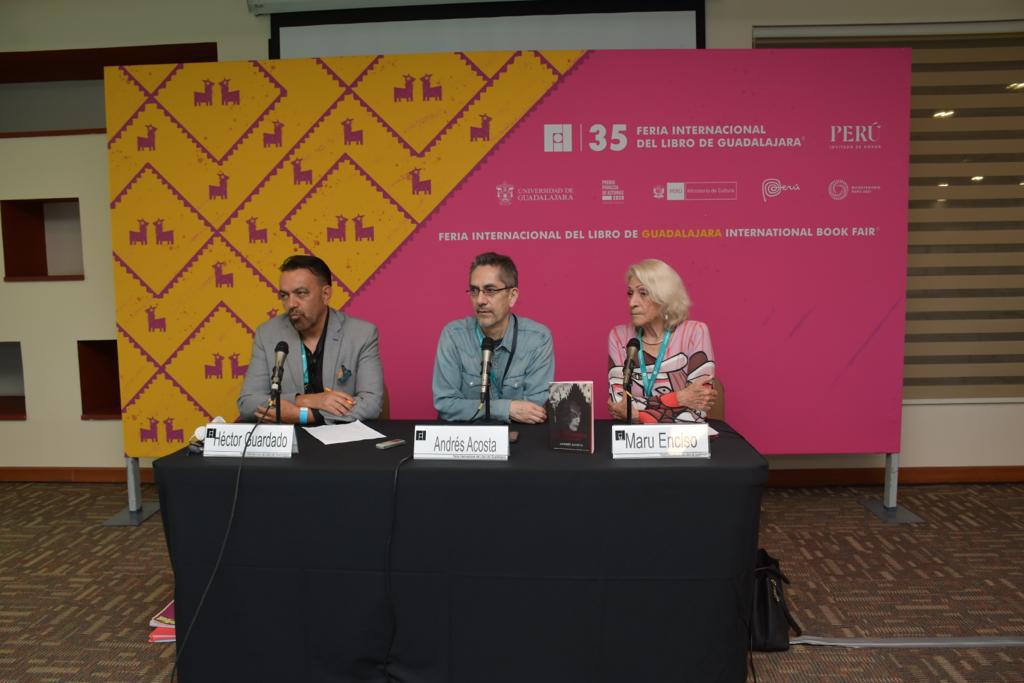 $!El escritor Andrés Acosta en su presentación.