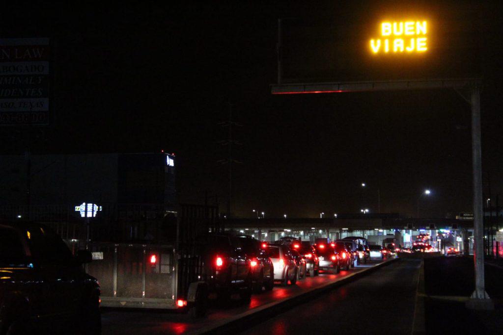 $!Fila de ciudadanos en vehículos en el Puente Internacional Zaragoza esperan para cruzar a Estados Unidos.