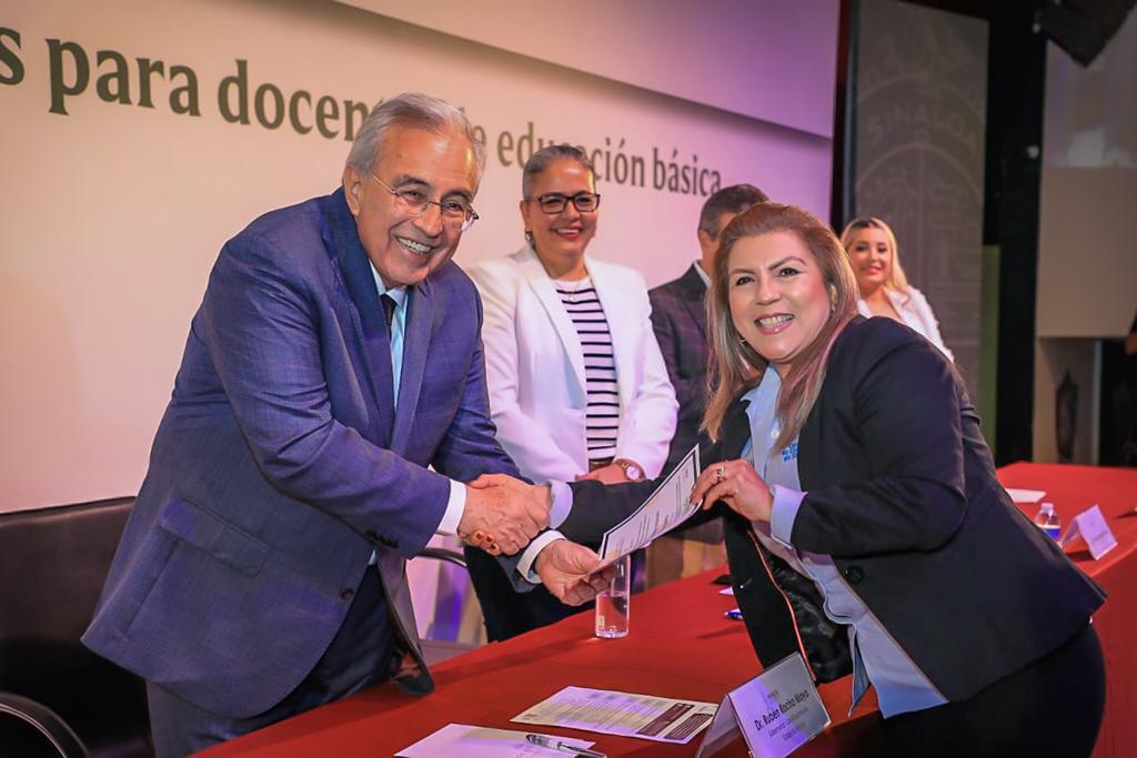 $!Entregan a docentes constancias de diplomados de matemáticas y ciencias