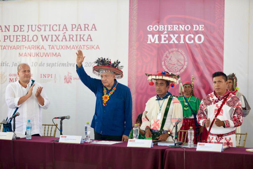 $!Autoridades wixárikas entregan propuesta de decreto a AMLO; reconocen 4 de sus pueblos como lugares sagrados