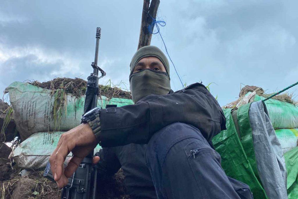 $!Guardias comunitarias se resisten a vivir en zonas minadas entre Michoacán y Jalisco; han perdido casas, ganado y tierras