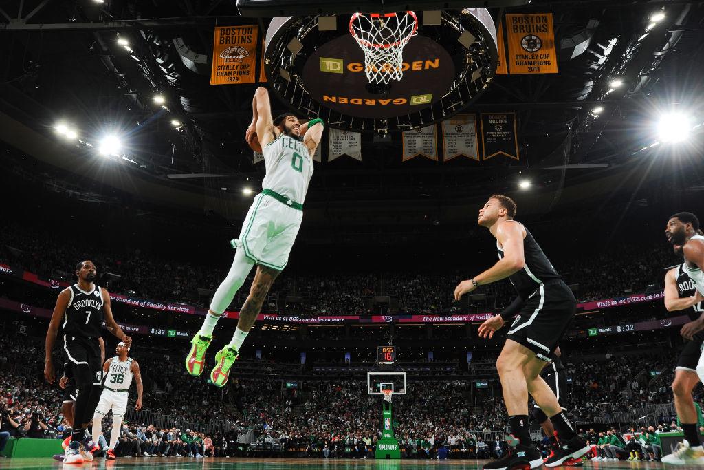 $!Kevin Durant y Kyrie Irving ponen la casa en orden para Nets: festival ante Celtics