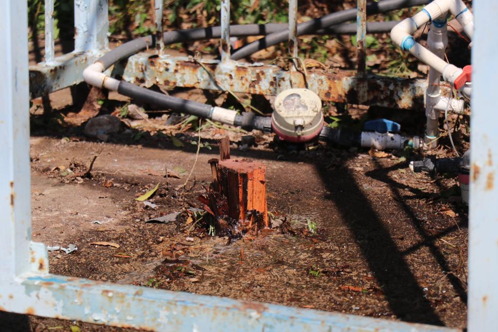 $!Robo de válvulas en línea de 30 pulgadas genera fuga de agua en La Sirena, en Mazatlán