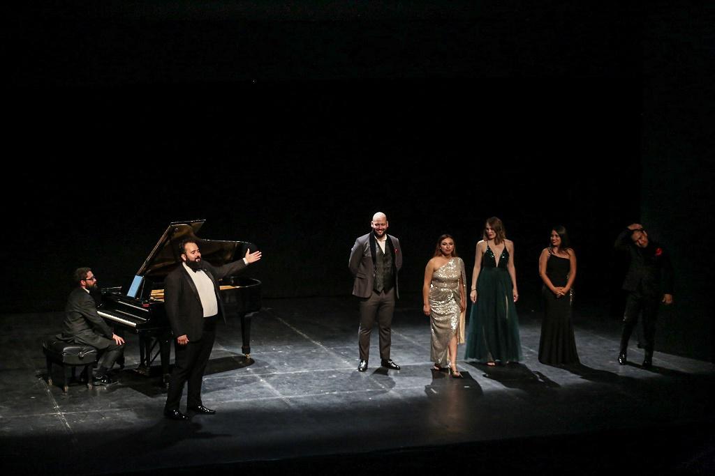 $!El Estudio de Ópera de Bellas Artes durante su concierto en Culiacán.