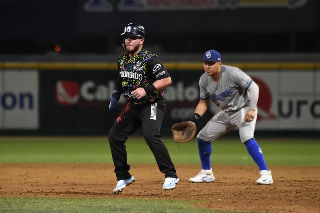 $!Triunfo de Yaquis no opaca homenaje a Pobereyko