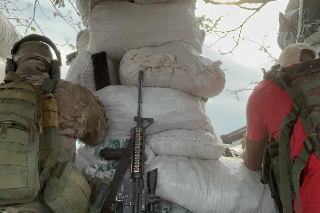 $!Guardias comunitarias se resisten a vivir en zonas minadas entre Michoacán y Jalisco; han perdido casas, ganado y tierras