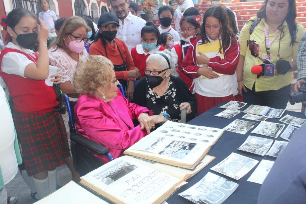 $!Reconocen en Cuernavaca a Silvia Pinal; la primera actriz vuelve a su primaria, la Pestalozzi