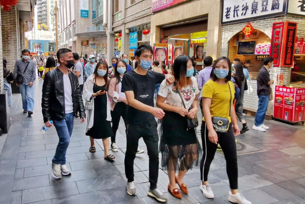 $!Una calle de Shenzhen, China, después de que terminó el confinamiento por las pandemia de COVID-19.