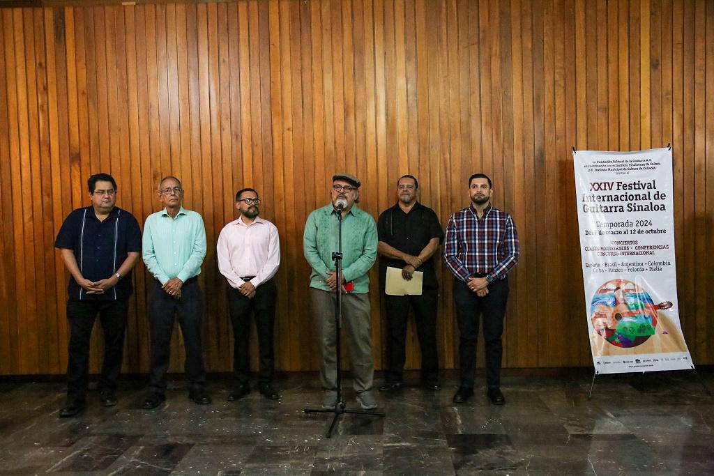 $!Rodolfo Arriaga Robles e integrantes de la Fundación Cultural de la Guitarra, durante la inauguración del Festival Internacional de Guitarra Sinaloa 2024.