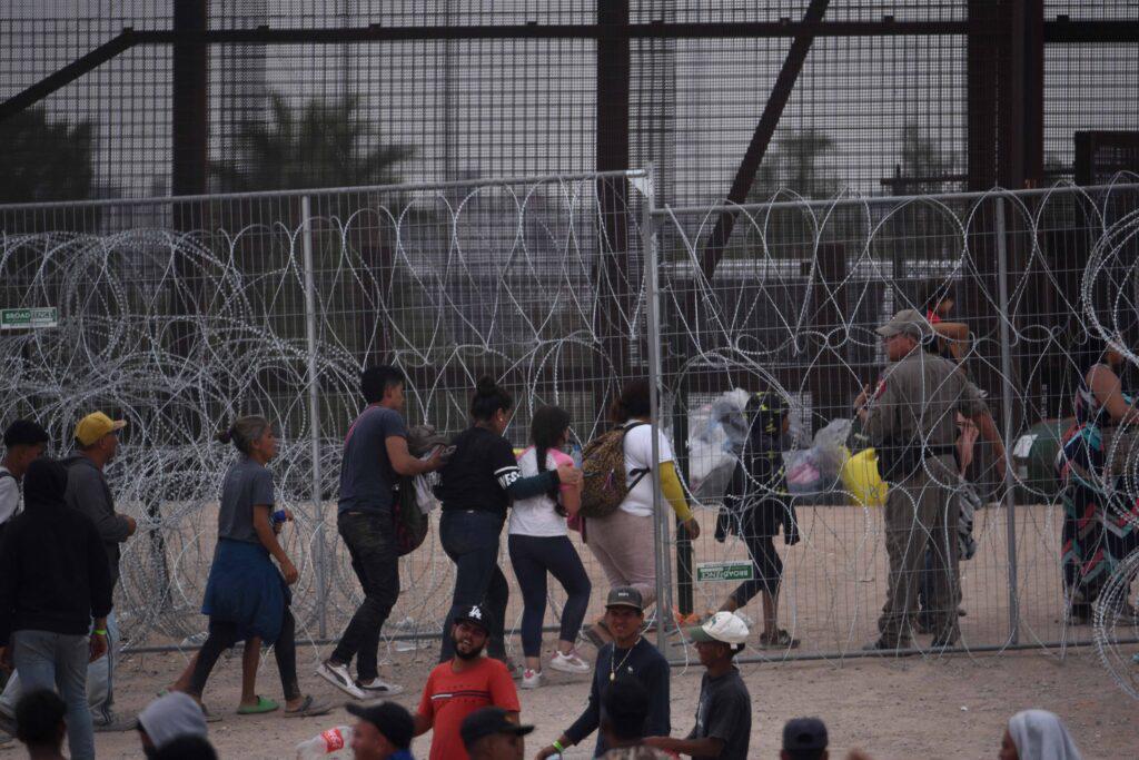 $!Migrantes extranjeros se entregan a autoridades estadounidenses por el muro fronterizo colindante con Ciudad Juárez.