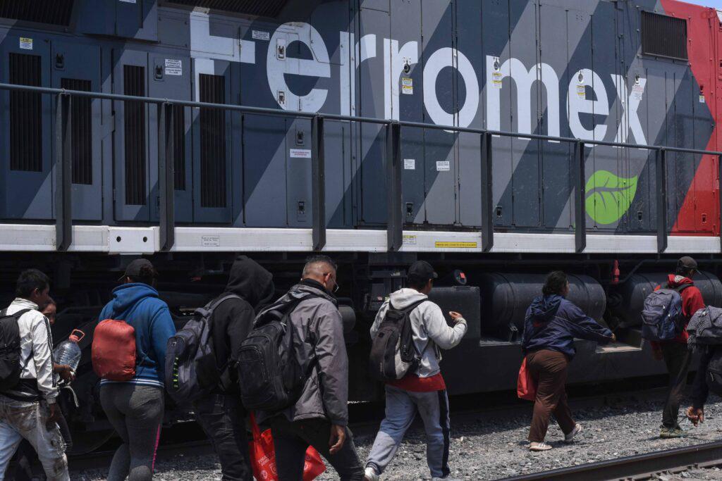 $!Paraliza Ferromex 60 trenes con rutas hacia la frontera para evitar que aborden migrantes