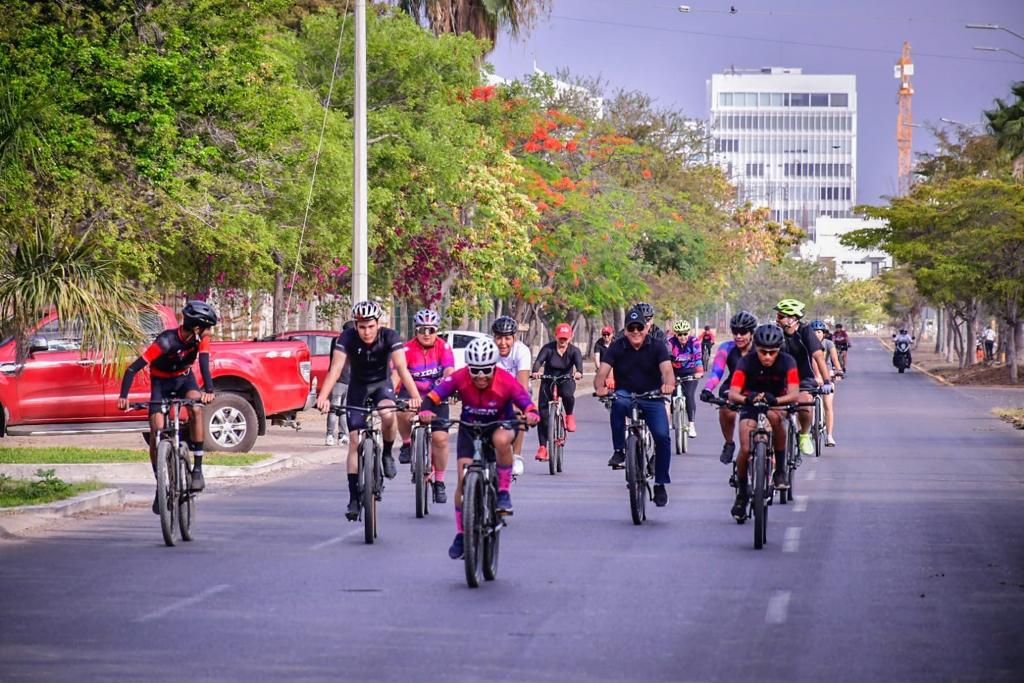 $!Festejan deportistas mazatlecos Día Mundial de la Bicicleta
