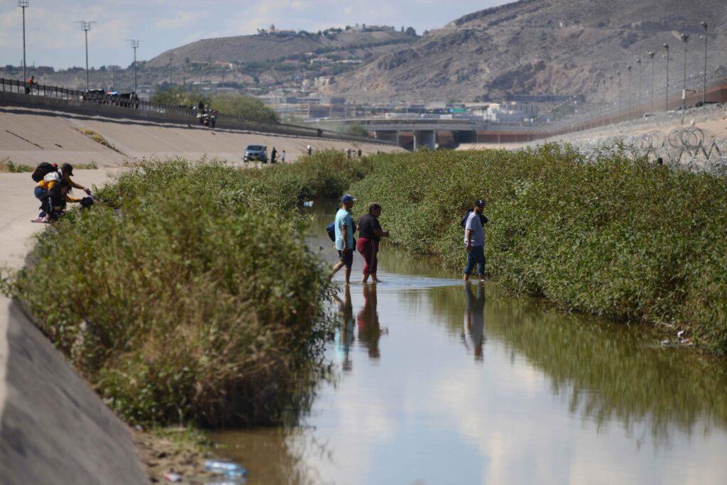 $!Cruce masivo de migrantes a EU aumenta por Ciudad Juárez y desata otra crisis en El Paso