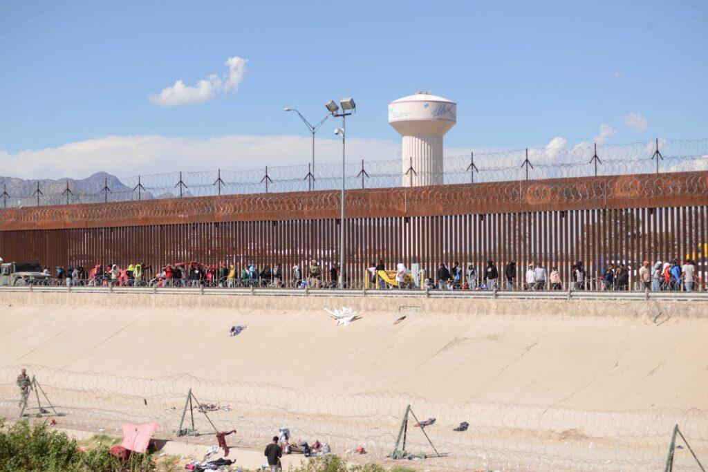 $!Cruce masivo de migrantes a EU aumenta por Ciudad Juárez y desata otra crisis en El Paso