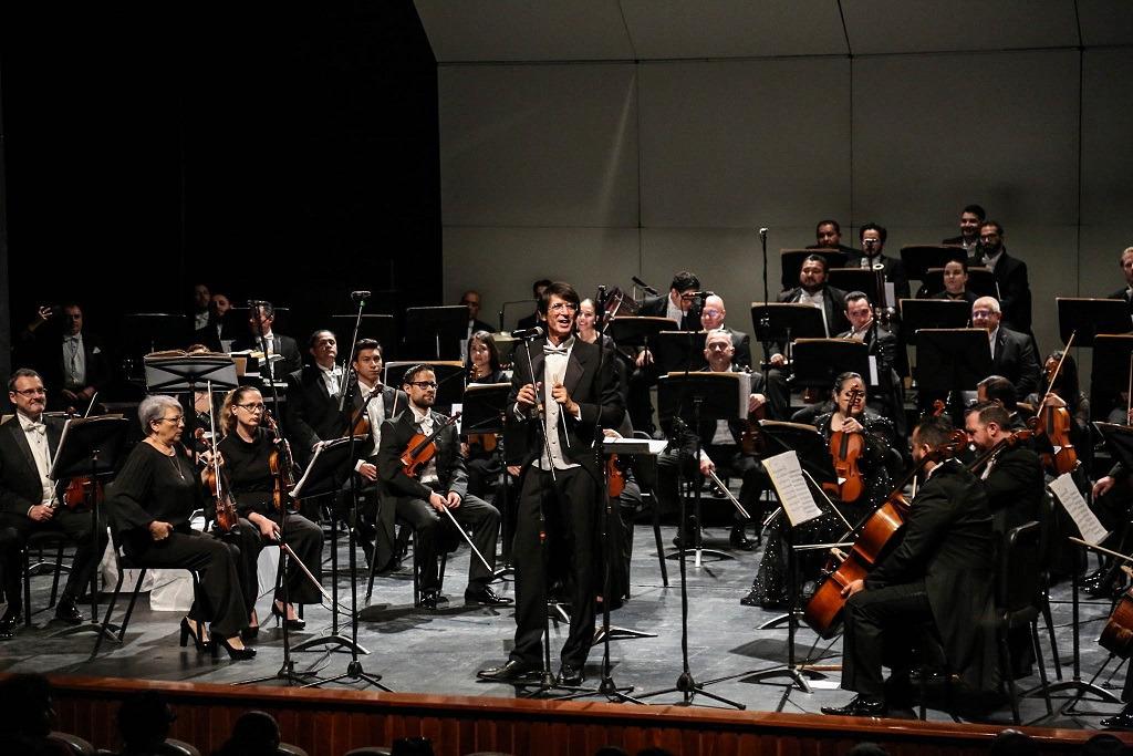 $!La Orquesta Sinfónica Sinaloa de las Artes es dirigida por Eduardo García Barrios.
