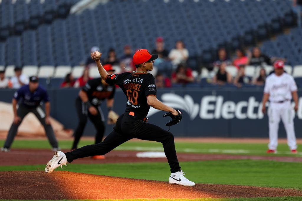 $!En extrainnings, Naranjeros completa la barrida en Mexicali