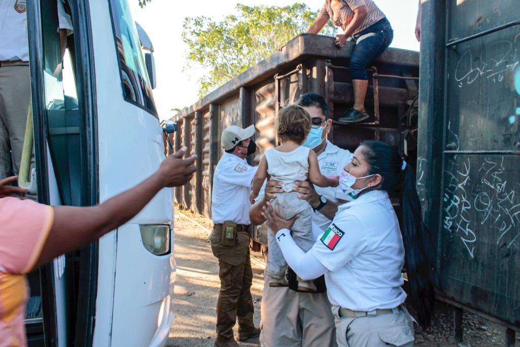 $!Deporta INM a refugiados y solicitantes de asilo en México; ‘transgrede principio de no devolución’