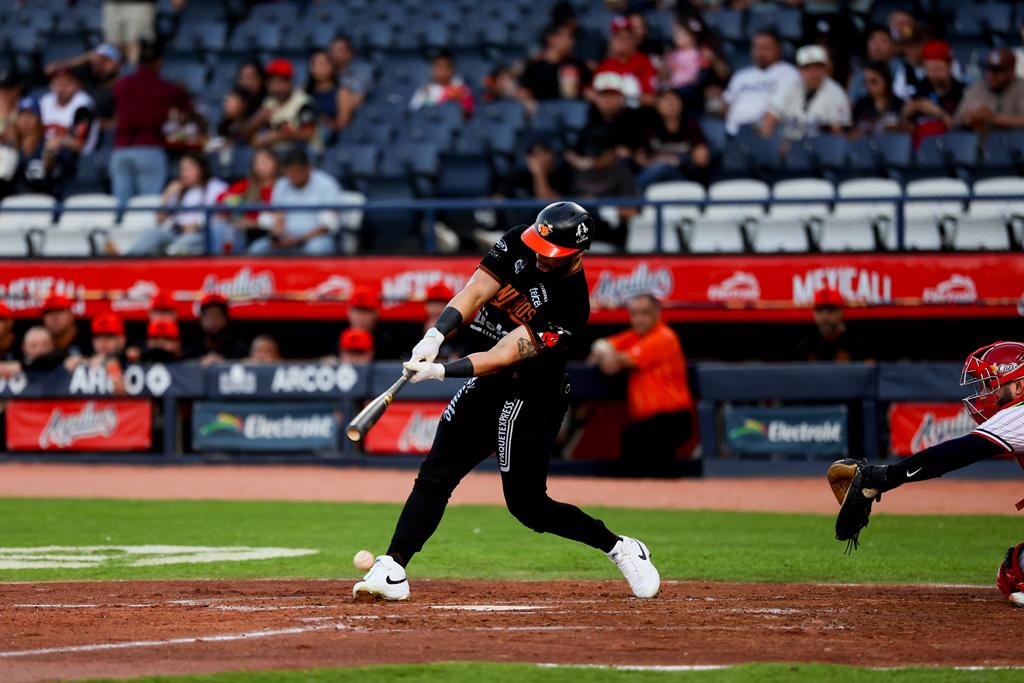 $!En extrainnings, Naranjeros completa la barrida en Mexicali