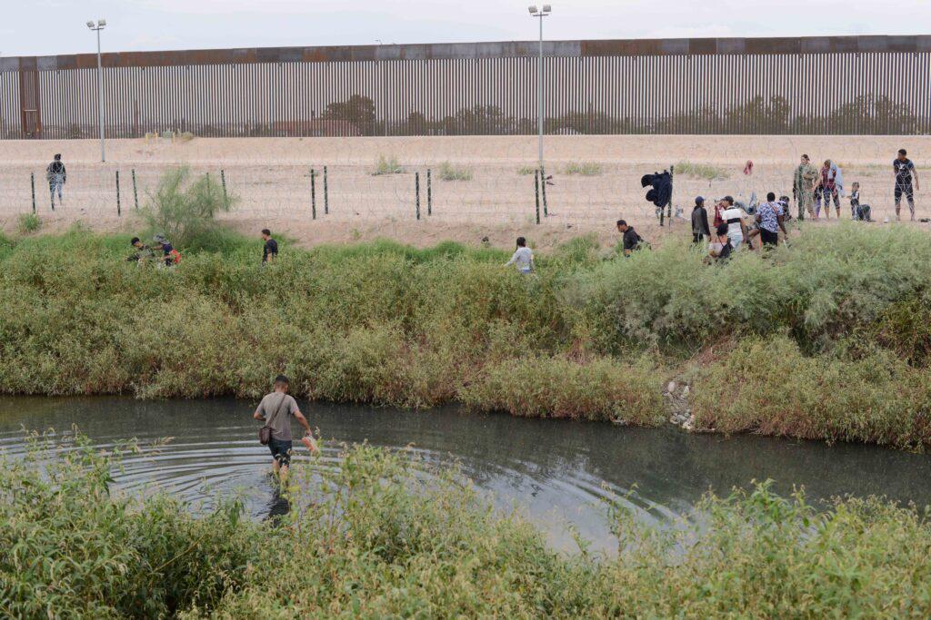 $!Un migrante cruza el río Bravo para solicitar asilo humanitario a Estados Unidos.