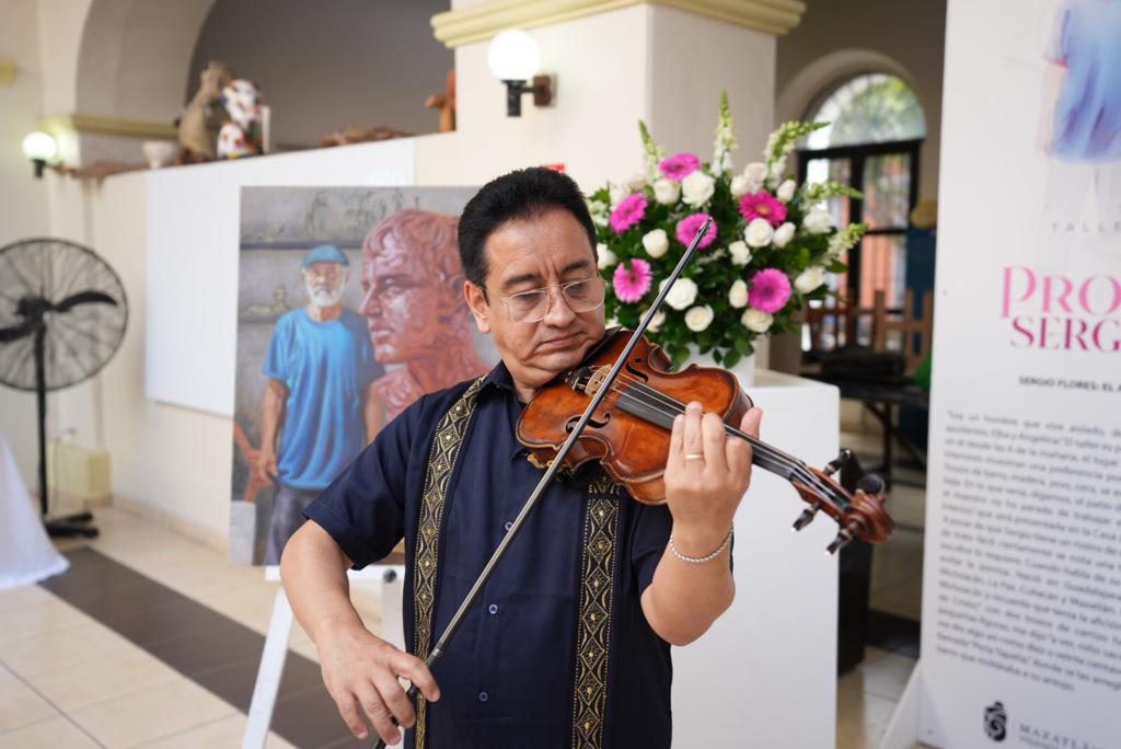 $!Personas allegadas a él estuvieron presentes y tocaron algunas melodías.