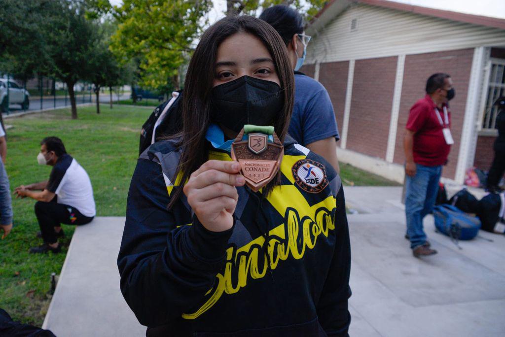 $!Kimberly Taboada muestra su metal de bronce, logrado en pesas.