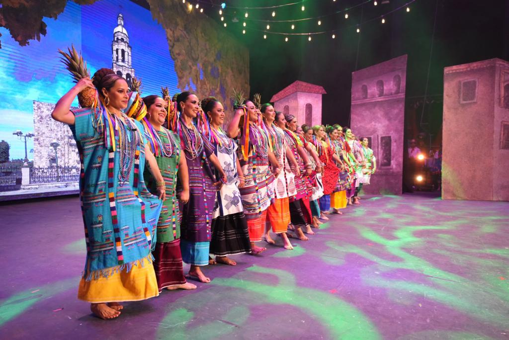 $!En el recinto cultural vivió una auténtica fiesta folclórica al celebrarse 40 años de trayectoria del maestro a través del espectáculo “Fandango”.