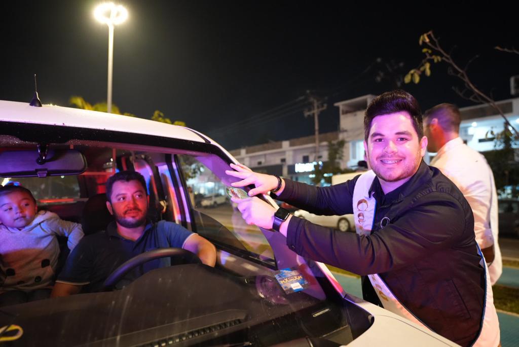 $!Durante esta actividad los candidatos y las candidatas aprovechan para saludar a los automovilistas.