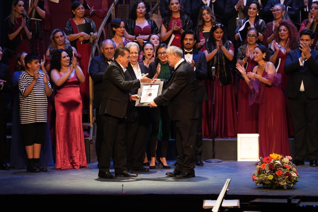 $!Reconocimiento al maestro Antonio González, fundador y director del Coro durante 25 años.