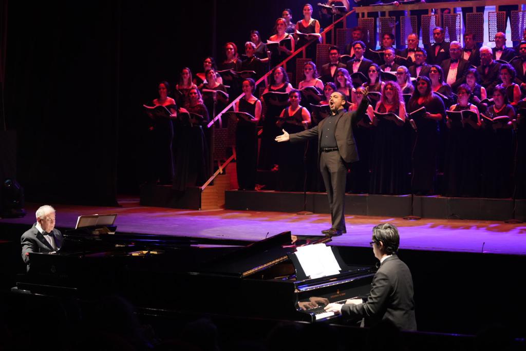 $!José Adán Pérez engalana la noche con su voz, acompañado a dos pianos de los maestros Antonio González y Sergio Castellanos.