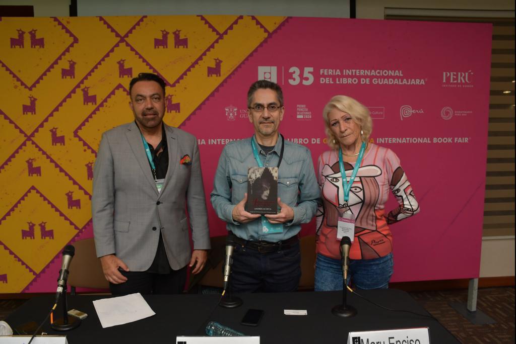 $!El escritor entre Héctor Guardado y Olga María Enciso, de Grupo Sistema Valladolid.