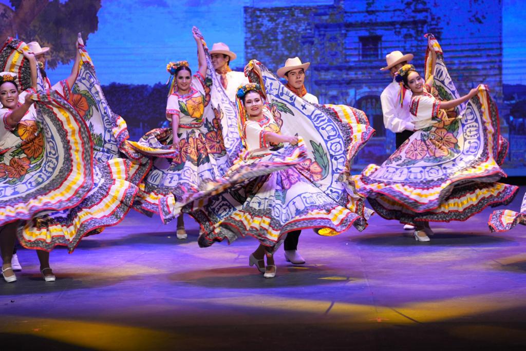 $!Un espectáculo muy mexicano se presentó en el máximo recinto del puerto.