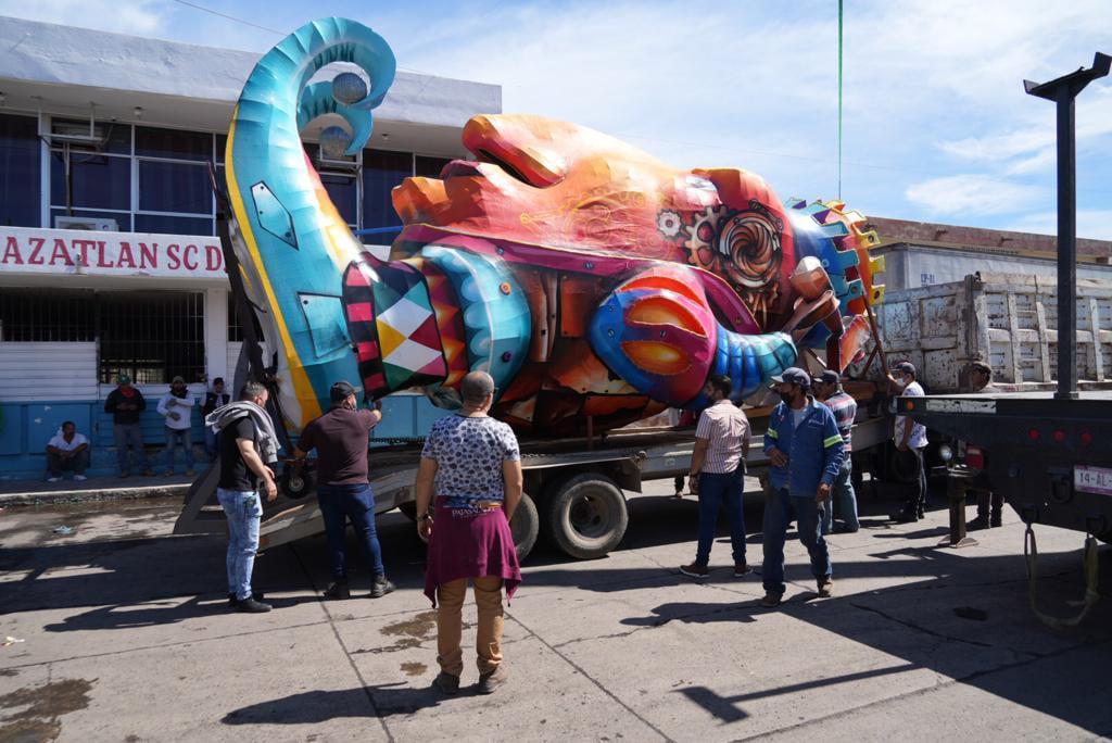 $!Colocan más monigotes en el malecón como preámbulo del Carnaval de Mazatlán, aunque su destino es incierto