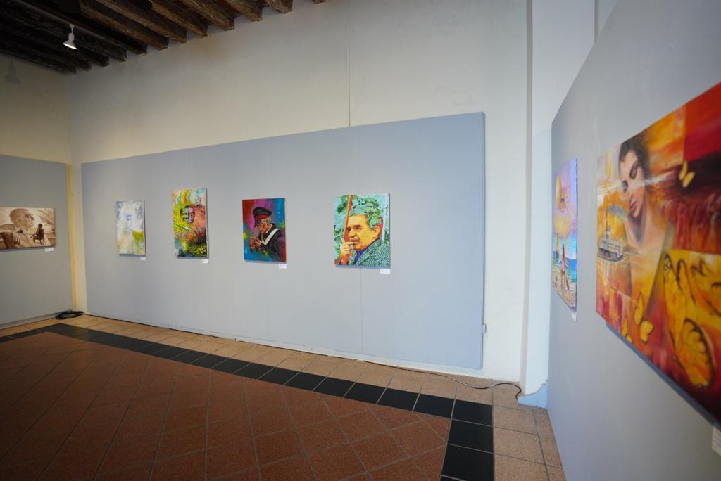 $!Se llenó de color la Galería Ángela Peralta con la inauguración de la exposición “100 años de color colombiano; homenaje a Gabriel García Márquez”.