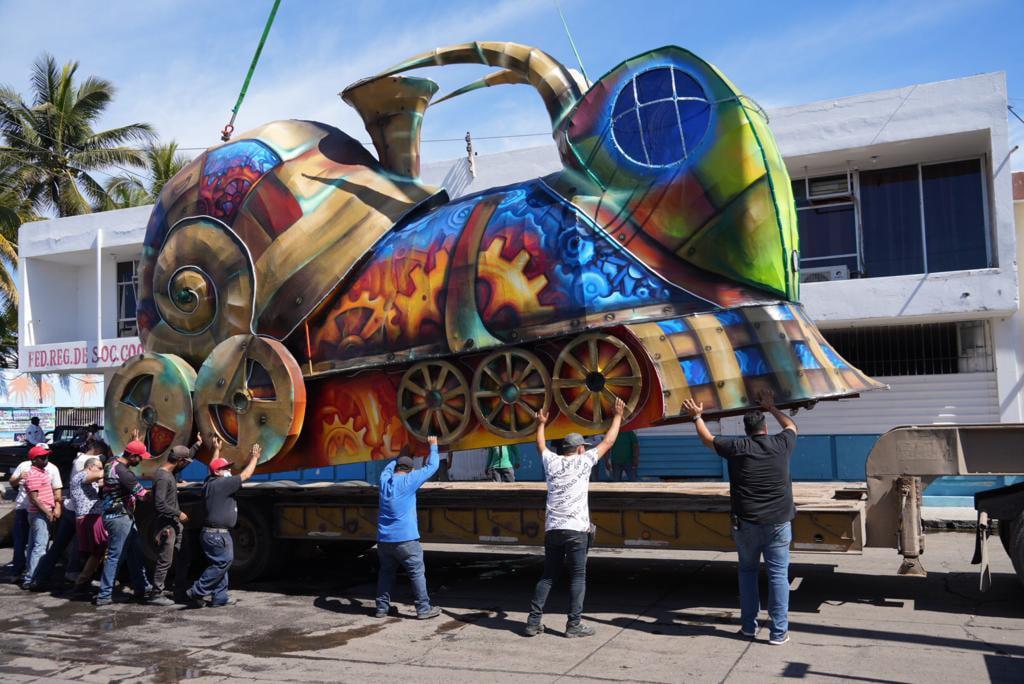 $!Colocan más monigotes en el malecón como preámbulo del Carnaval de Mazatlán, aunque su destino es incierto