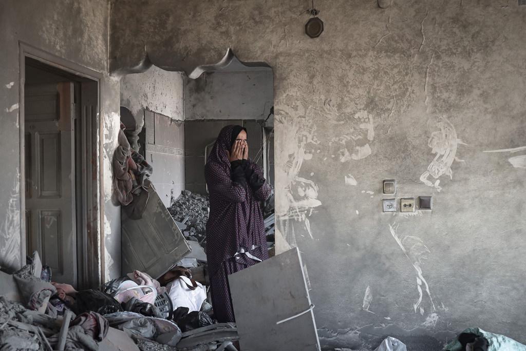 $!Una mujer en su casa bombardeada en Rafah, en la frontera de Gaza con Egipto.