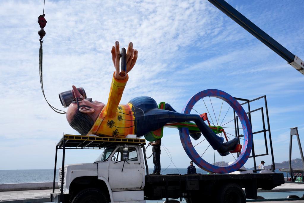$!‘El Genio Carnavalero’ llegó en monociclo y ya apartó su lugar en pleno malecón de Mazatlán