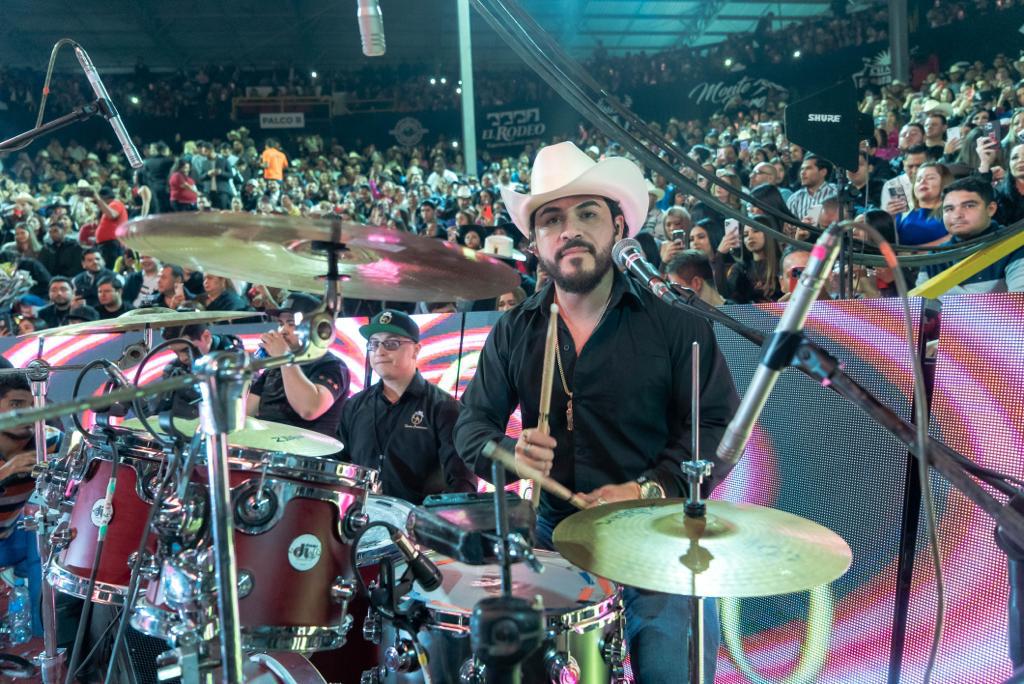 $!Abarrota Grupo Arriesgado en su debut en el Palenque de Culiacán