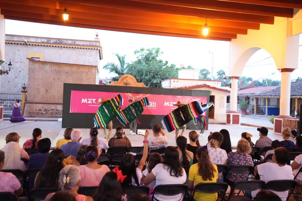 $!El público de la comunidad disfrutó del espectáculo.