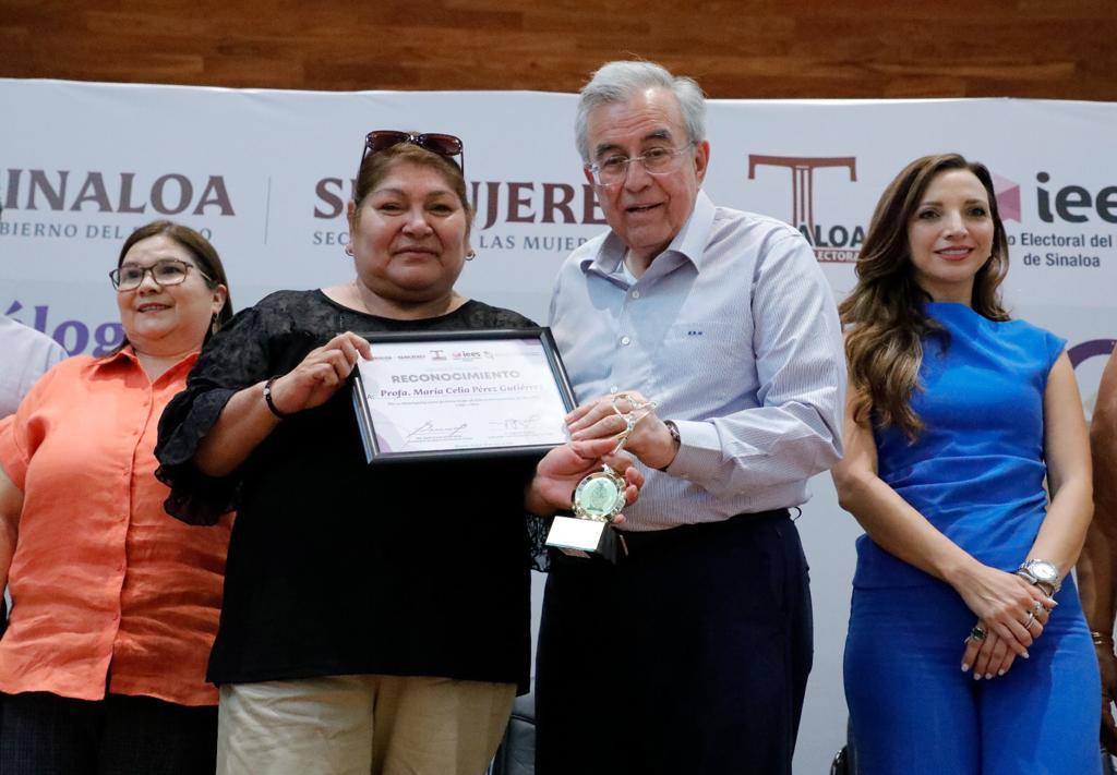 $!Gobernador entrega reconocimiento póstumo a ex alcaldesas de Mocorito