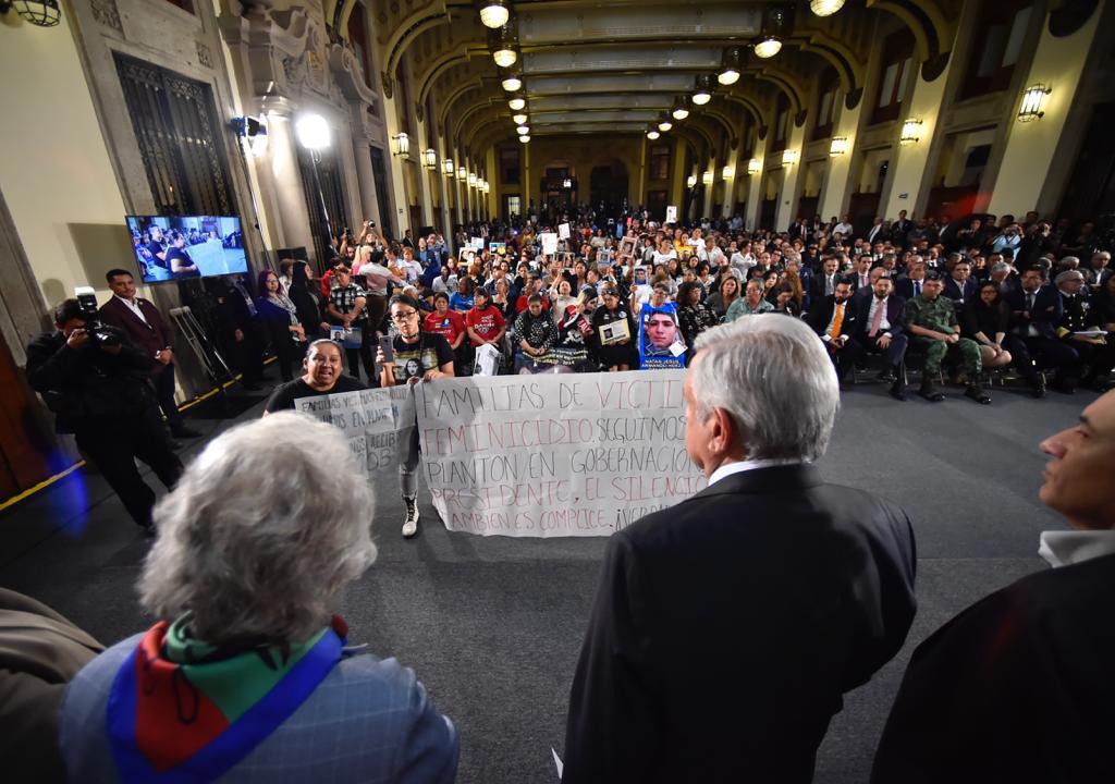 $!El presidente de México, Andrés Manuel López Obrador, y familiares de desaparecidos en Palacio Nacional durante el informe del Sistema Nacional de Búsqueda en junio de 2019.