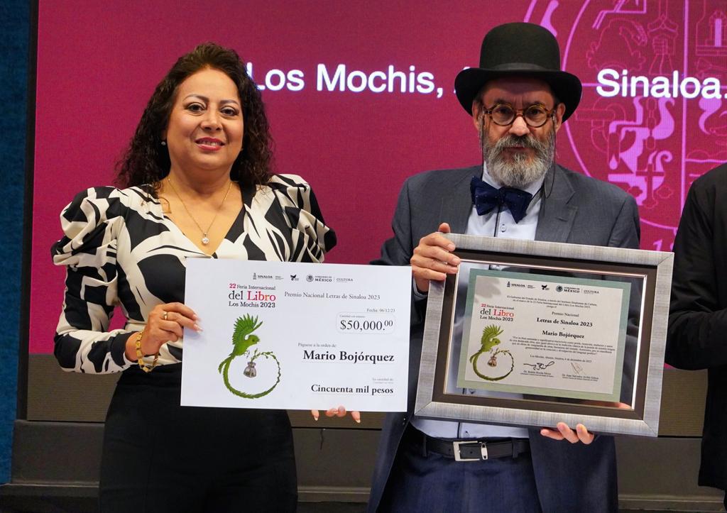 $!El poeta Mario Bojórquez, con su cheque simbólico y su galardón.