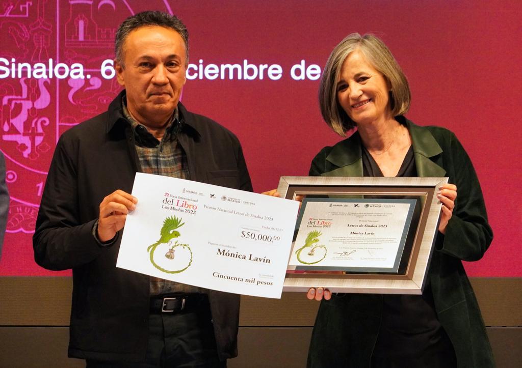 $!Mónica Lavín recibe el reconocimiento de manos de Juan Salvador Avilés, director del Isic.