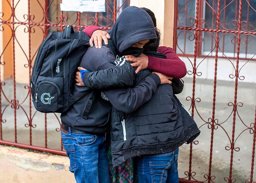 $!Un adolescente se reencuentra con su familia en Guatemala, tras haber sido devuelto a su país por Estados Unidos.