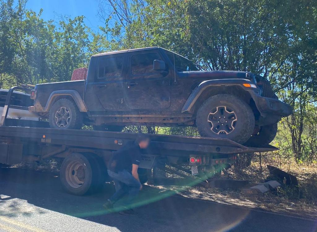 $!Localizan armas, tomas clandestinas y contenedores con combustible en Sinaloa y Jalisco